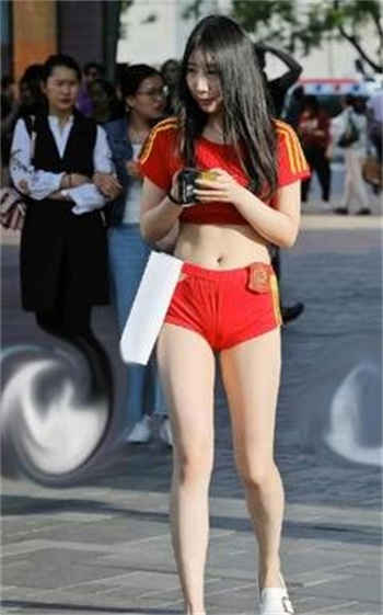俄罗斯富二代街头用钱
