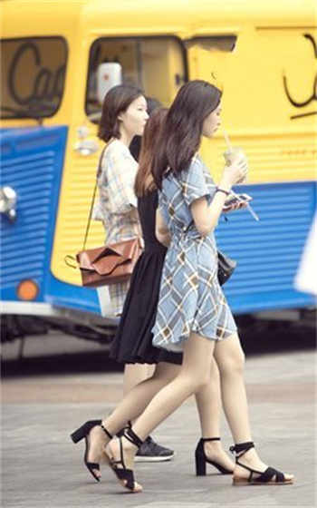 俄罗斯富二代街头用钱