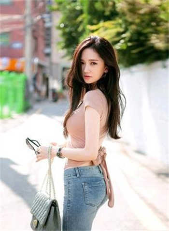 喝酒的肤白兔牙小少女