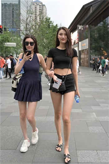 色彩明丽造句