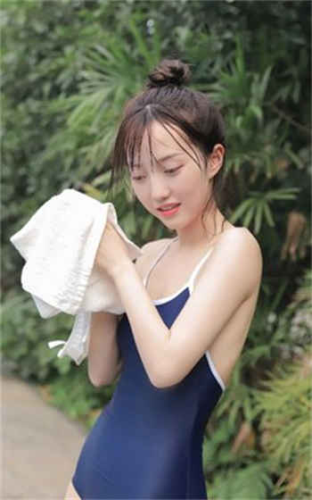 吴梦梦游泳