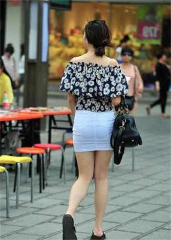 征服朋友漂亮母亲下面