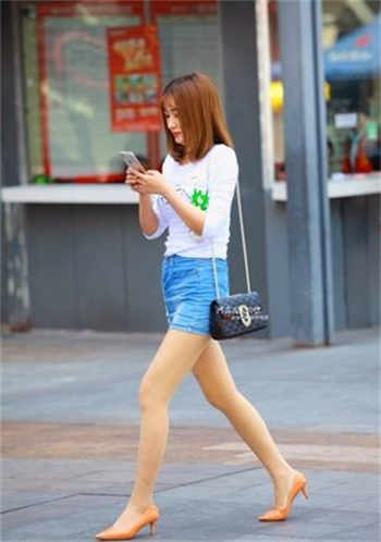 杨颖内衣被当众扯下