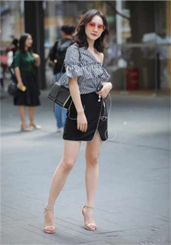 漂亮女生脚下的奴隶