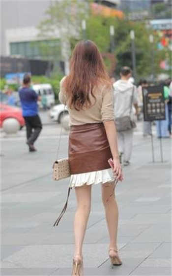 流氓用刀子划开女人的衣服