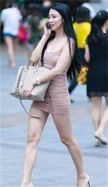 女子在电梯里拉稀没憋住
